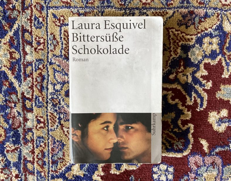 Die Buch spricht über Bittersüße Schokolade von Laura Esquivel.